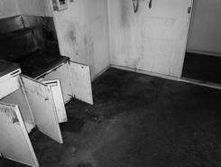 天井、壁面についた煤(スス)の除去
